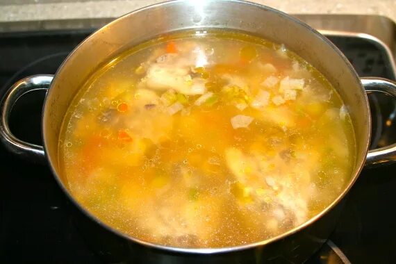 Суп курица с картошкой в кастрюле. Куриный суп в кастрюле. бульон в кастрюле. суп картофельный в кастрюле. куриный бульон в кастрюле.
