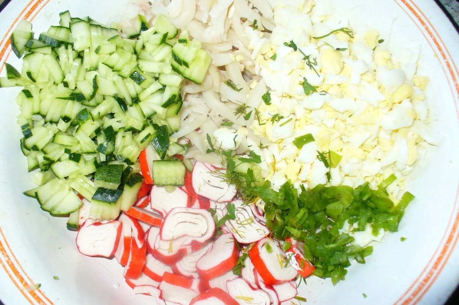 Салат кальмары креветки крабовые палочки сыр. Салат с кальмарами и крабовыми палочками и огурцом. салат с кальмарами крабовыми палочками и яйцом. салат с кальмарами и крабовыми палочками и огурцом и яйцом. салат с пекинской капустой и крабовыми палочками и кальмарами.