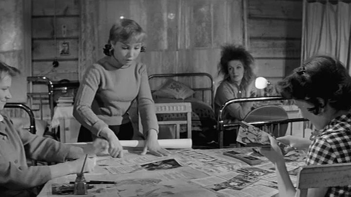 Тося кислицына в девчатах. Девчата гифки. Королева бензоколонки фильм 1962 румянцева. Гифки танцы из советских фильмов. Кадры из советских фильмов.