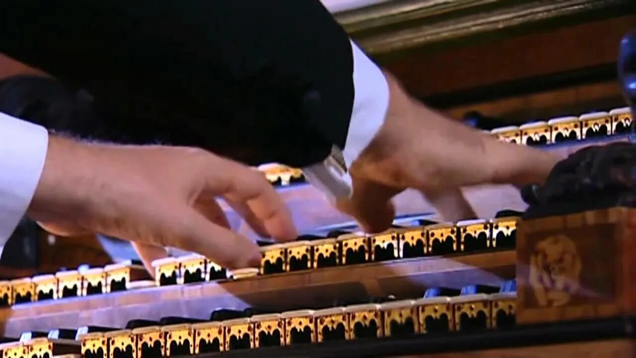 S bach toccata in d minor. J.s. bach - toccata and fugue in d minor bwv 565. видео как играет орган токката и фуга. таката бах смотреть видеоклип. видео как играет физ гармония токката и фуга.