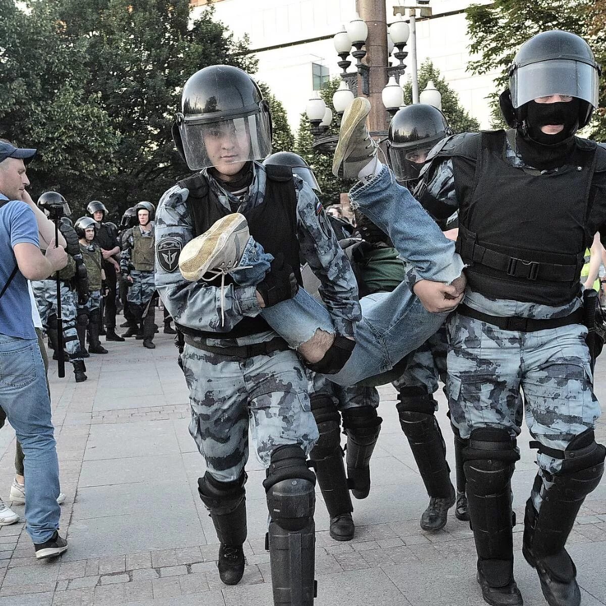 Росгвардия нападение. Митинг в Москве 27 июля 2019 ОМОН. Силовики ОМОН. МВД на митингах. Росгвардия на митинге.