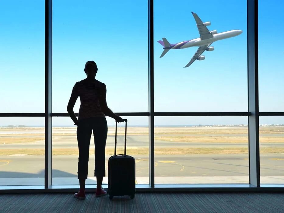 Личность выезд. Путешествие на самолете. Выезд за границу. Самолет аэропорт люди. Человек ждёт самолёт.