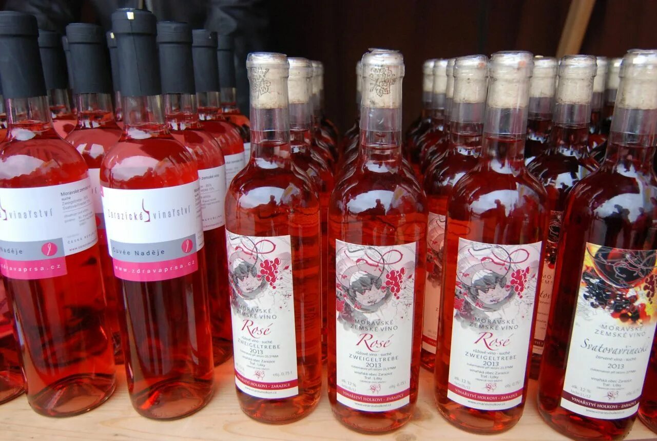 Розовые вина кб. Розовое вино. Всемирный день розового вина. Розовое вино красное белое. Розовое вино вино.