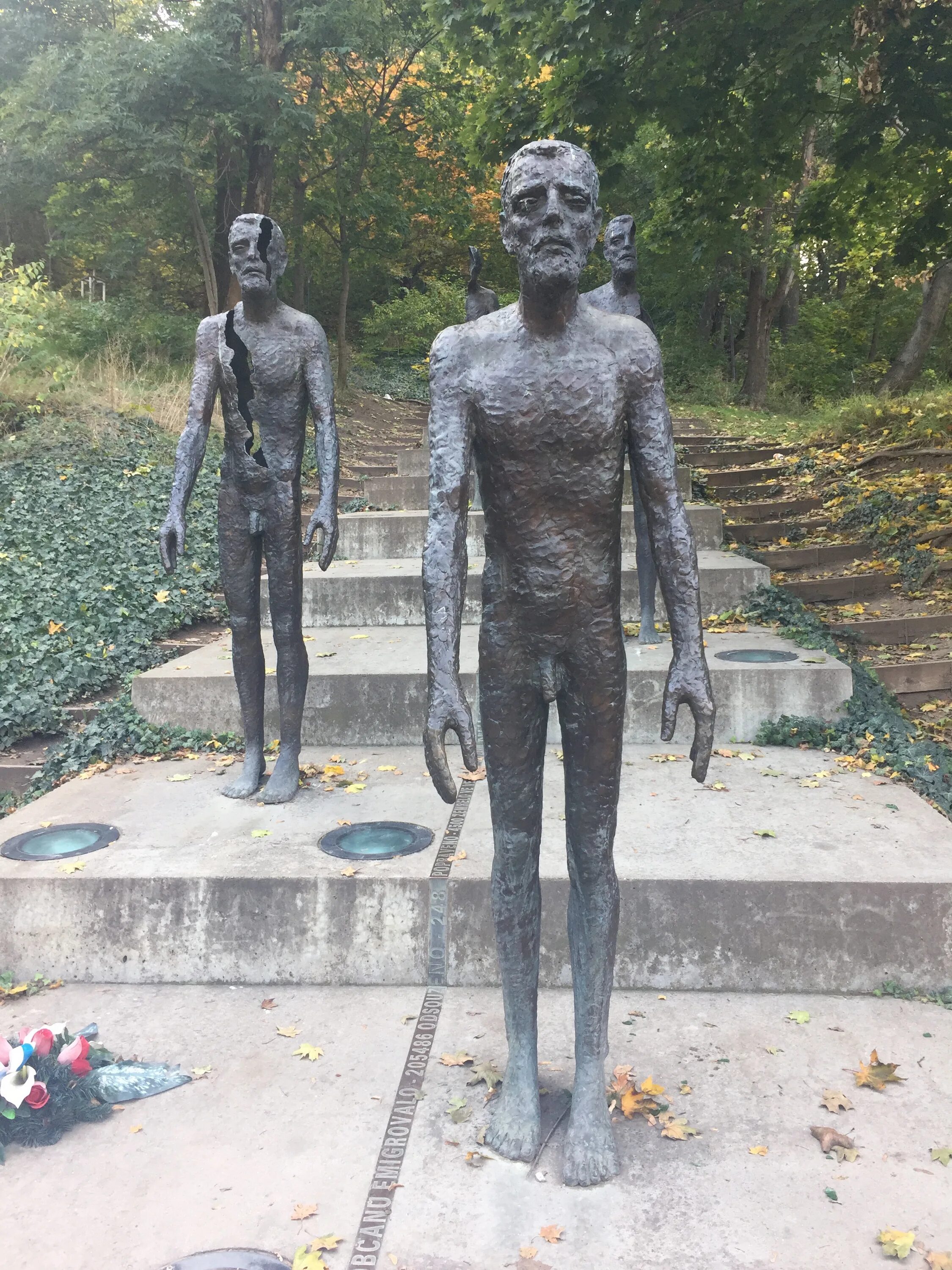 Мемориал жертвам коммунизма (прага). Мемориал жертвам коммунизма чехия. Прага монумент жертвам коммунизма. Семенов памятник трем коммунистам семенов. Прага монумент.