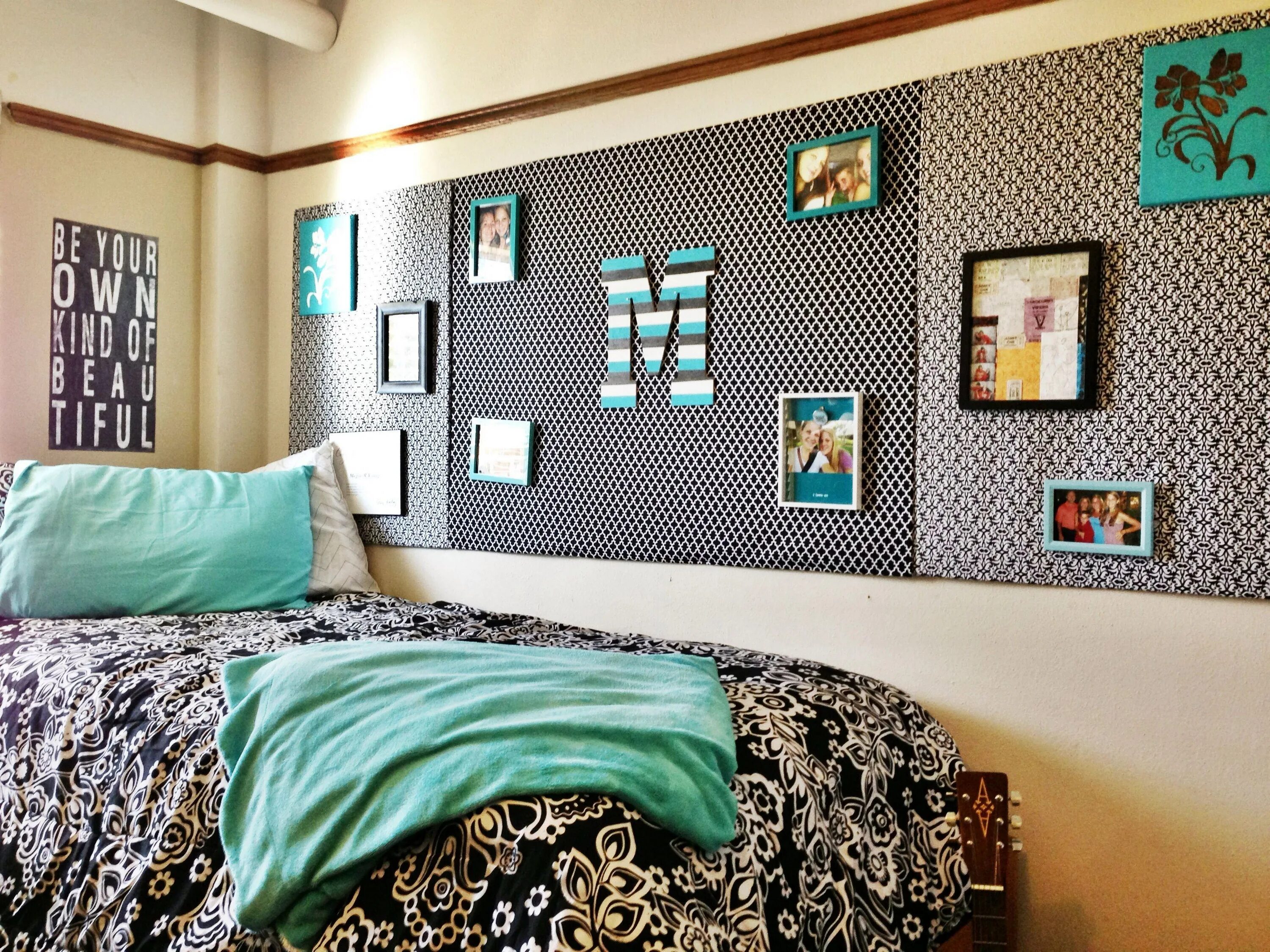 Что можно повесить в комнату. Дизайн для комнаты в общежитии обоев. Цвет стен в общежитии. Оформление стены в комнате общежития. Как украсить стену над кроватью в общаге.