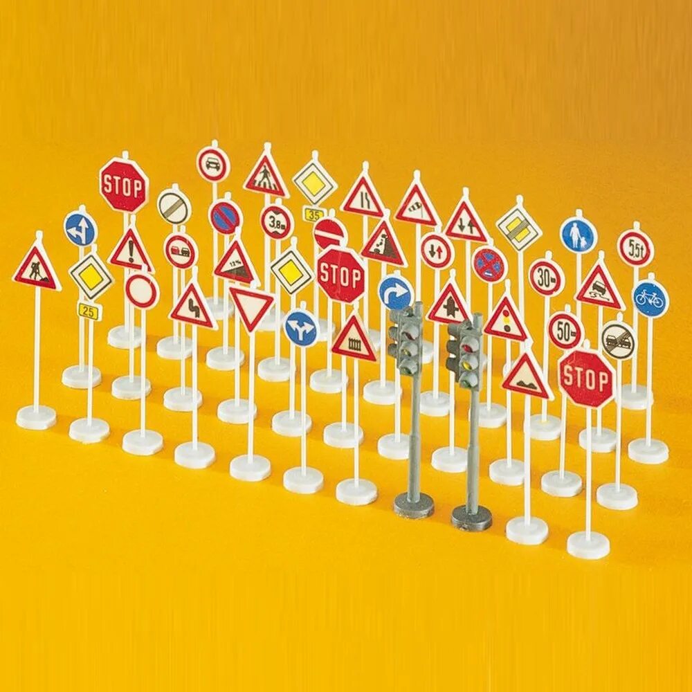 Где купить знаки. Набор "дорожные знаки" №1 (светофор, 6 знаков). Дорожные знаки игрушки. Игрушечные дорожные знаки. Пластмассовые дорожные знаки.