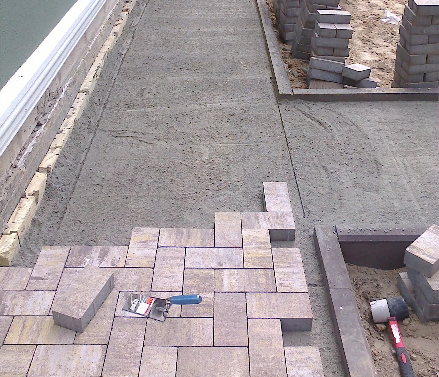 Как класть тротуарную плитку на бетонное основание