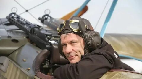 Известному писателю и профессиональному летчику