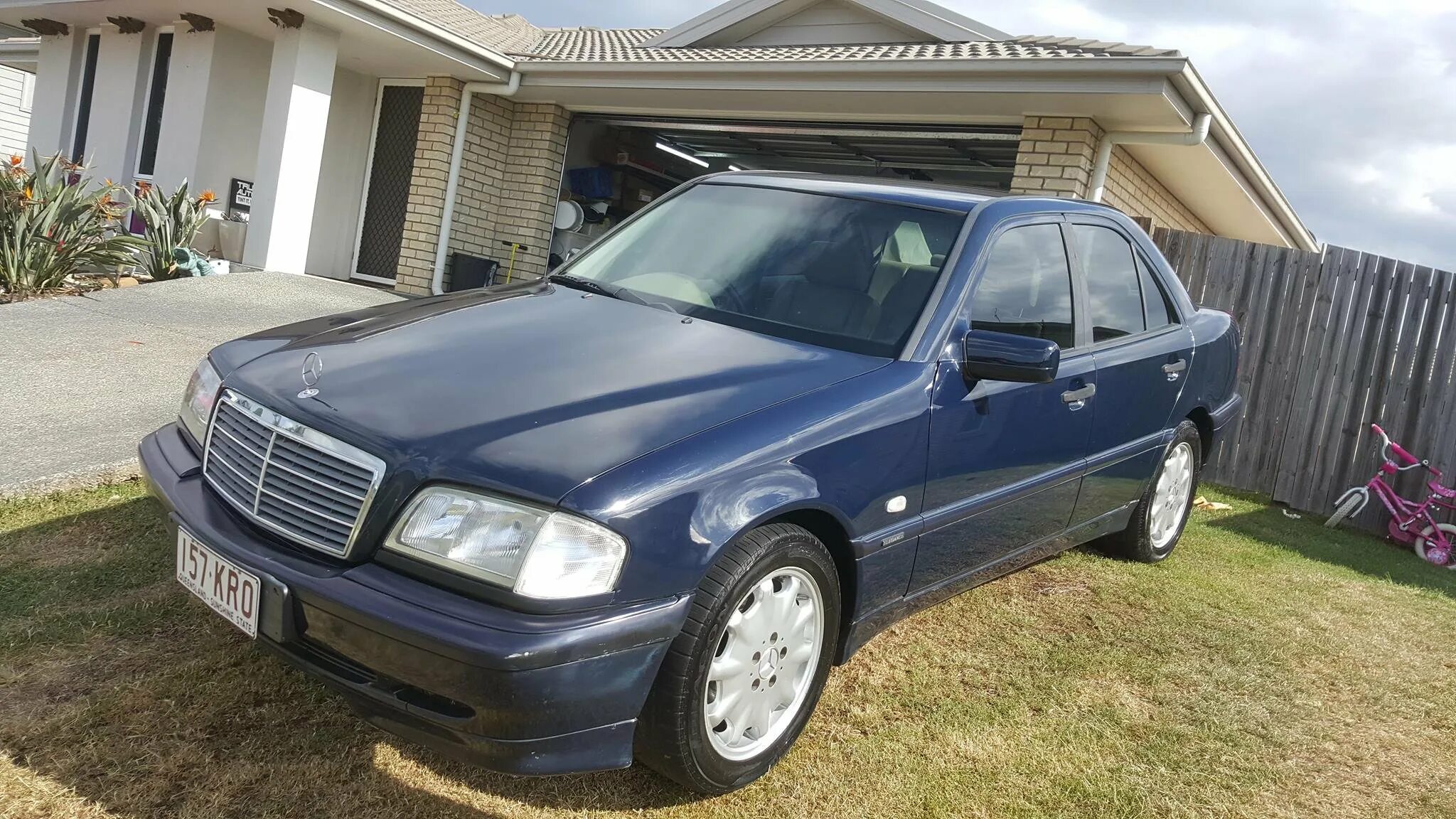 Купить б/у Mercedes-Benz C-Класс I (W202) Рестайлинг 240 2.6 AT (170 л.с.) бензи