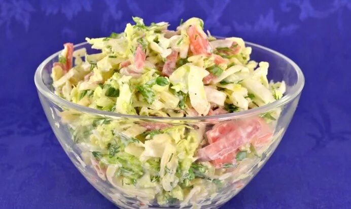 Салат с пекинской капустой и колбасой. Салат из огурцов помидор и пекинской капусты. Салат с колбасой и капустой свежей. Салат из пекинской капусты с кукурузой и ветчиной и сухариками. Салат с болгарским перцем и колбасой.