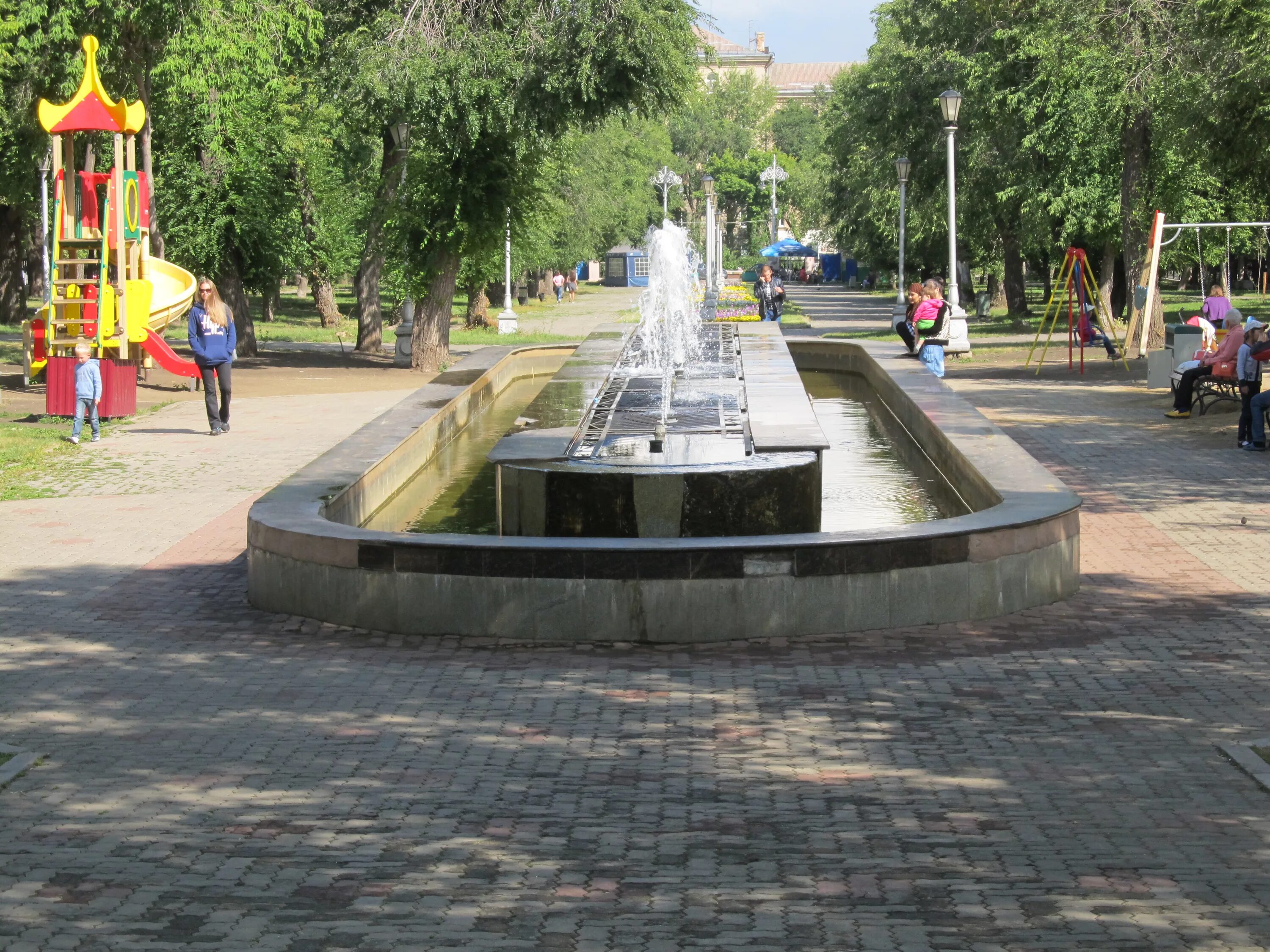 Парк металлургов зимой магнитогорск. Магнитогорск сквер ворошилова 13. Магнитогорск парки и скверы. Сквер металлургов магнитогорск. Металлургов.