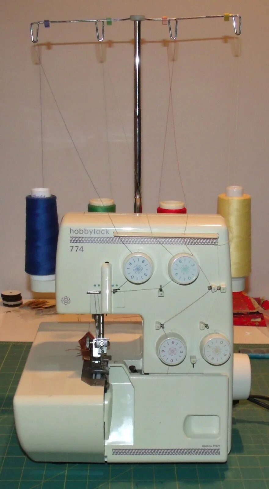 Оверлок hobbylock. Pfaff 774 hobbylock. оверлок pfaff hobbylock 4752. пфафф 774. оверлок pfaff 4752 hobbylock нож.