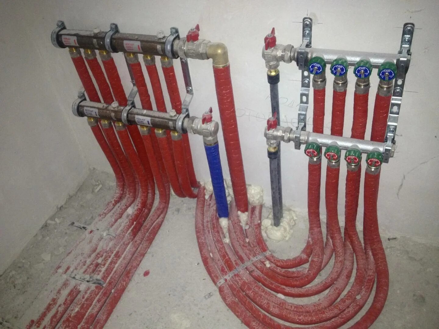 Прокладка труб водоснабжения из сшитого полиэтилена. Отопление сшитыми трубами. Химводоподготовка сшитый полиэтилен. Крепление трубы из сшитого полиэтилена. Фитинги для сшитого полиэтилена для отопления 20.