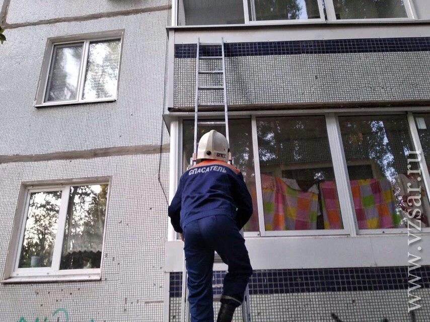 Выйти через балкон. Спасение через балкон. спасатели балкон. загрузка через балкон. перевис через балкон.