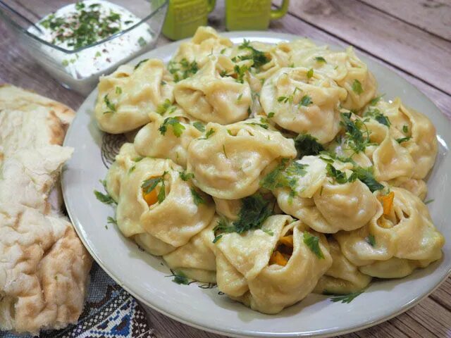 Тыква манты по узбекски. Манты с тыквой по-узбекски. манты с тыквой и мясом. манты по узбекски. манты с тыквой и картошкой.