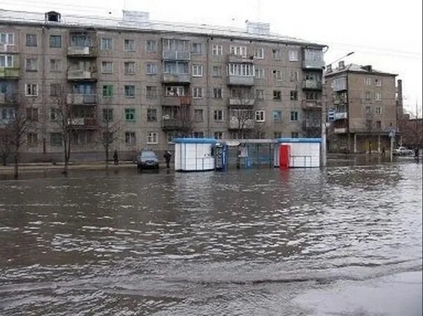 Наводнение в новокузнецке сегодня. Томь Новокузнецк паводок. Наводнение в Новокузнецке 2004. Наводнение в Кемеровской области в 2004. Река Томь Новокузнецк.