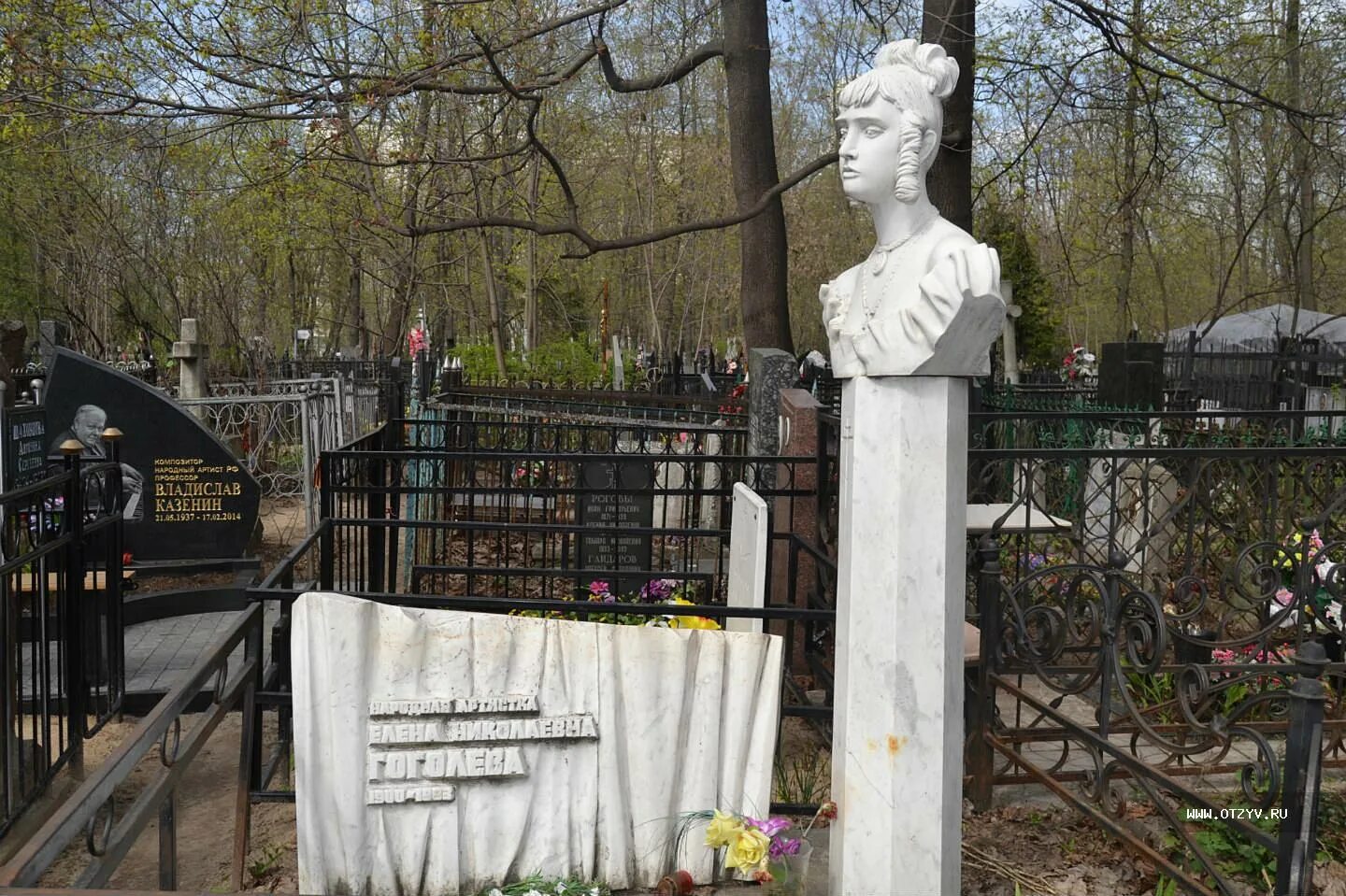 Ваганьково могила сергея есенина. Могила василия сурикова на ваганьковском кладбище. Могила аллы балтер на ваганьковском кладбище. Есенин кладбище. Ваганьковское кладбище, москва, центральная аллея.
