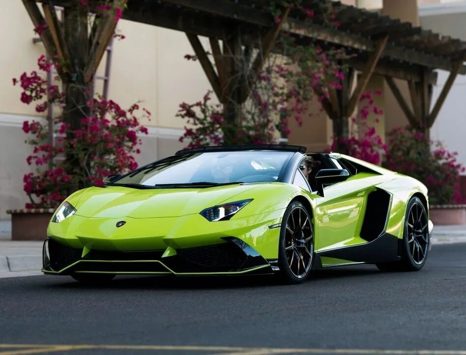 Как называется ламборгини. Ламборджини авентадор. lamborghini aventador lp720-4. ламборджини авентадор кабриолет лаймовая. ламборгини баленсиага.
