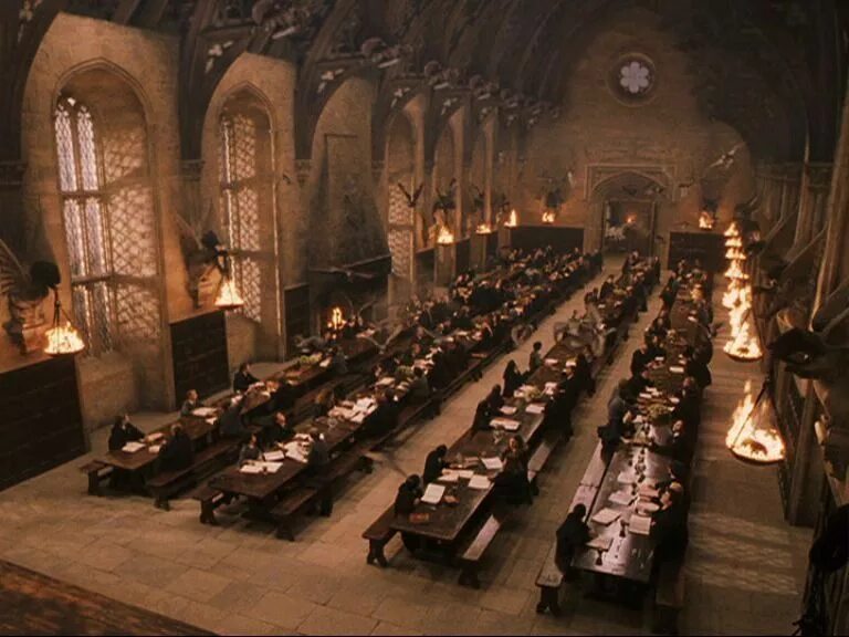 Гарри поттер столовая хогвартса. Большой зал гарри поттер. Гарри поттер хогвартс зал. Большой зал хогвартса. Гарри поттер зал хогвартса эстетика.