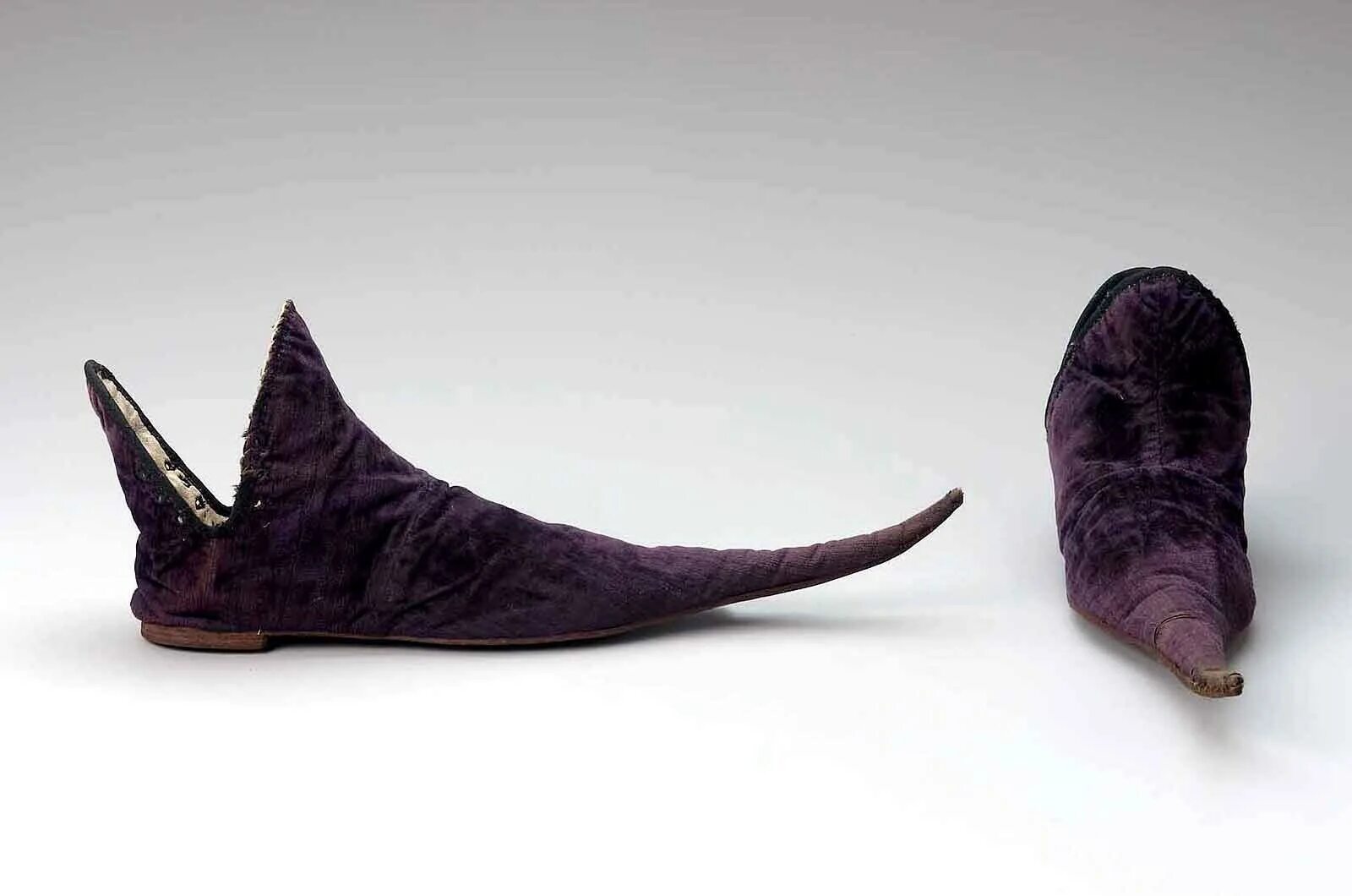 Нос башмаком. Туфли с загнутыми носами. Древняя обувь. Нос башмаком. Пигаш обувь средневековья.