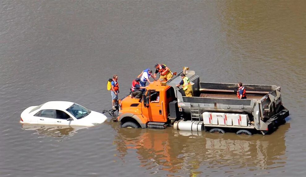 Спасательные работы при наводнении затоплении. Наводнение спасательные работы. Спасатели потоп. Спасательные работы при наводнении затоплении. Наводнение машины.