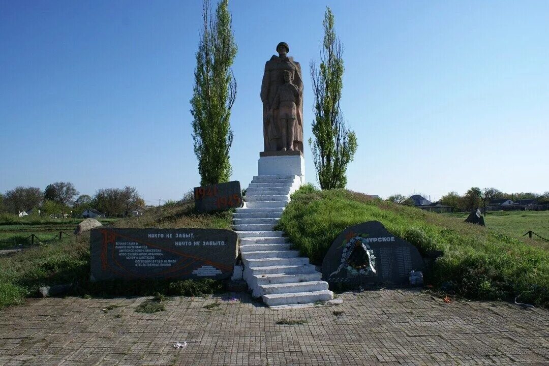 Крым п красногвардейское. Село Амурское Красногвардейский район Крым. Памятники в Красногвардейском районе Крым. Красногвардейское (Красногвардейский район, Крым). Красногвардейское Советский район Крым.