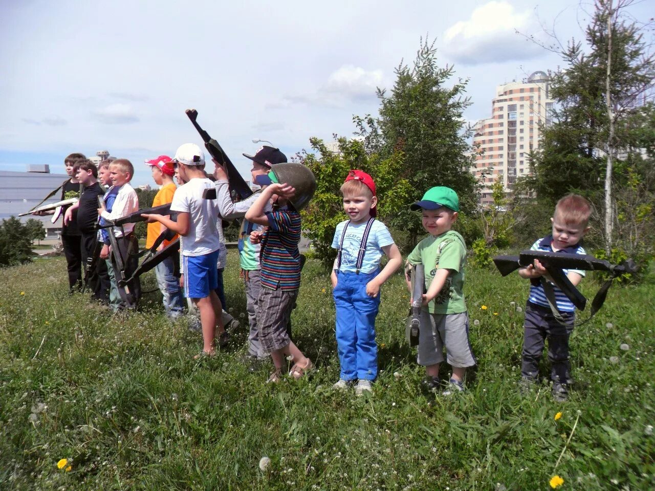 Игра войнушка для мальчиков. Войнушка во дворе. Детская игра войнушка. Детские войнушки. Войнушки в детстве.