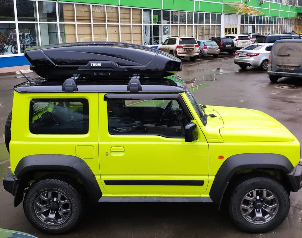 Автобокс suzuki jimny. Автобокс на джимни. Багажник на крышу сузуки джимни 2020. Сузуки джимни экспедиционник. Suzuki jimny sierra 2018 багажник.
