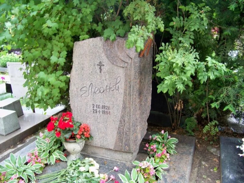 где похоронят евгению леонову. где похоронят евгению леонову. евгений леонов могила. могила евгения леонова на новодевичьем кладбище. похороны евгения леонова 1994.