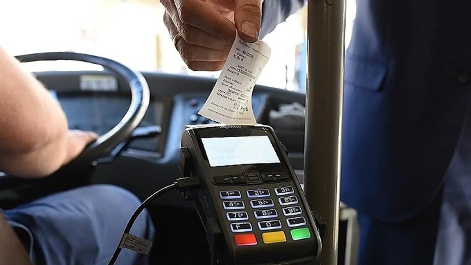 Штраф за проезд в автобусе москва. Кассовый аппарат в автобусе. терминал оплаты в автобусе. безналичная оплата в автобусах. терминал кондуктора.