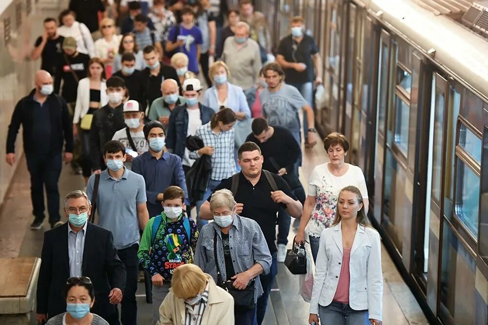 Много людей в метро. Толпа людей в метро. Люди в метро. Толпа в метро Москвы. Час пик в метро.