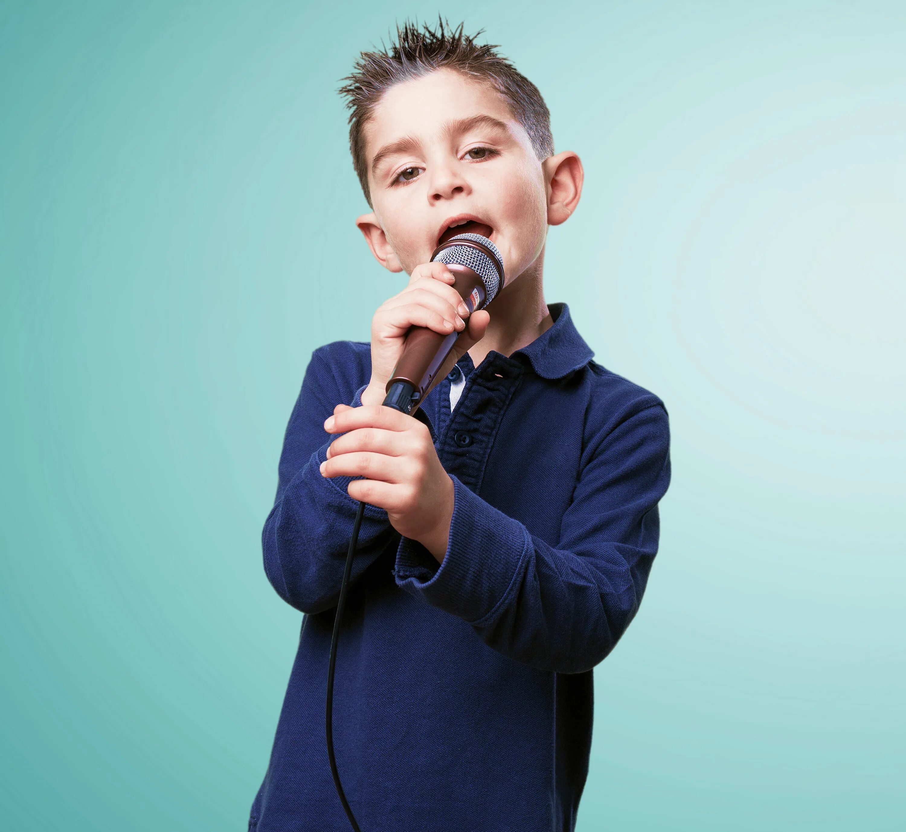 Мальчик поет про. Дети поют. Вокал дети. Мальчик певец. Ребенок с микрофоном.