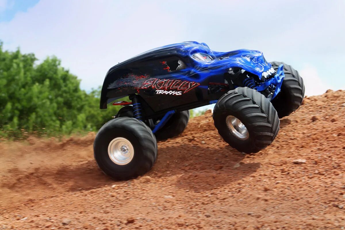 Машинки на пульте управления еду. Traxxas Monster Jam RTR 1 10. Traxxas 1:10 Ep 2wd Monster Jam Grave Digger RTR tra3602x. Traxxas Skully. Traxxas tra1953.