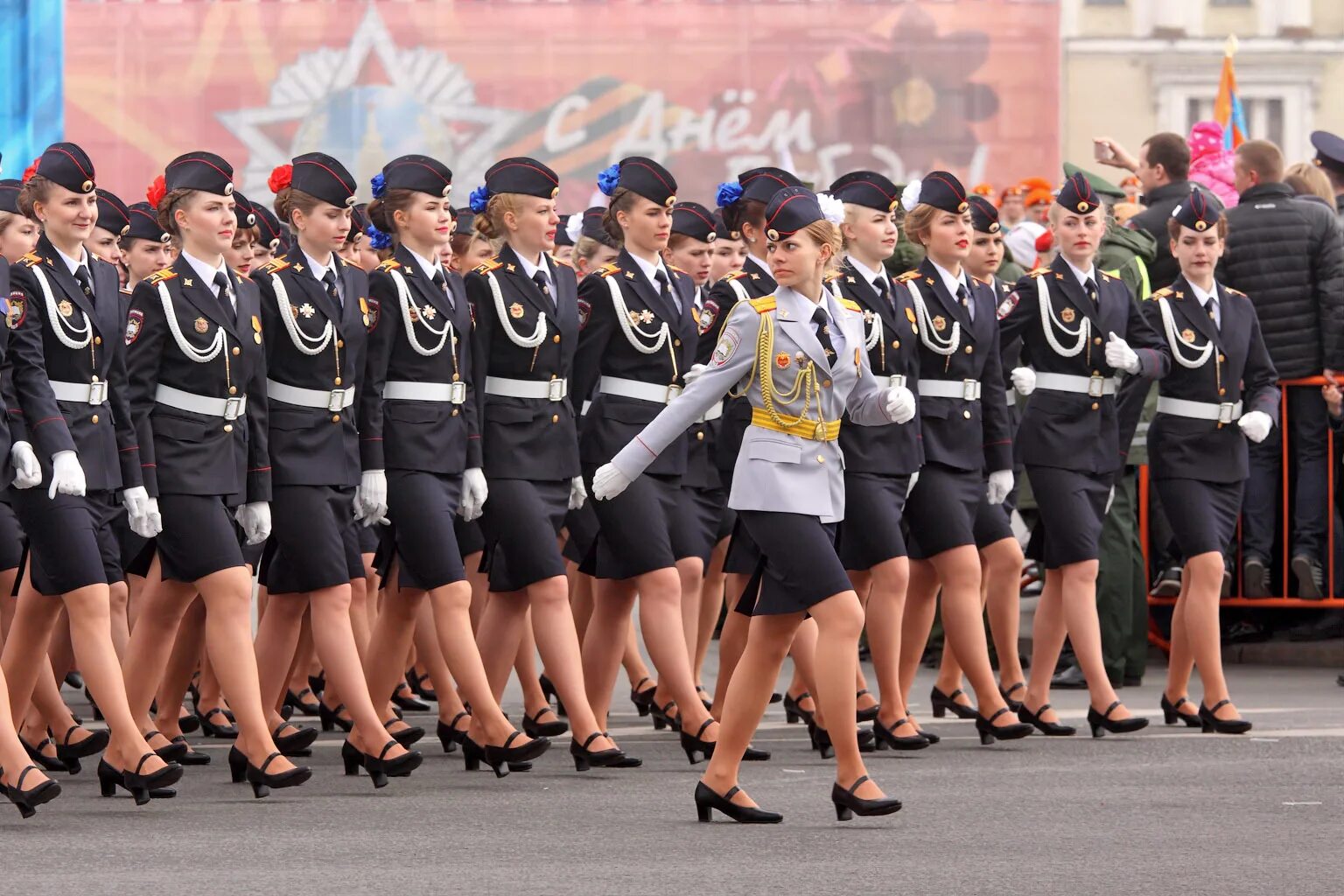 Девушки на параде. Девушки на параде Победы. Девушки маршируют на параде. Женщины военные на параде.