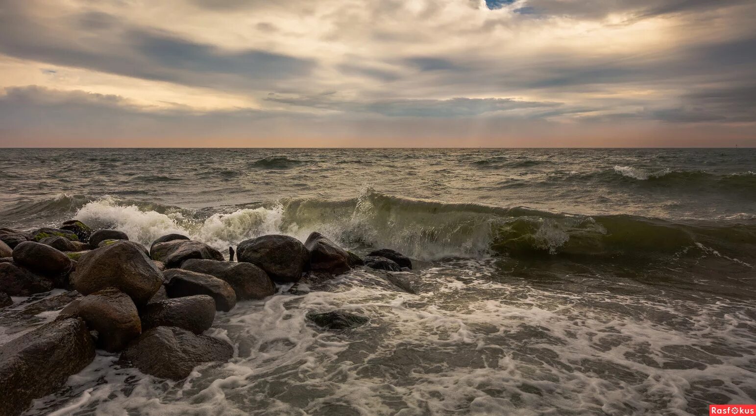 Далекий волновать. Море волнуется. Волнение на море. Море волнуется фото. Ессентуки море.