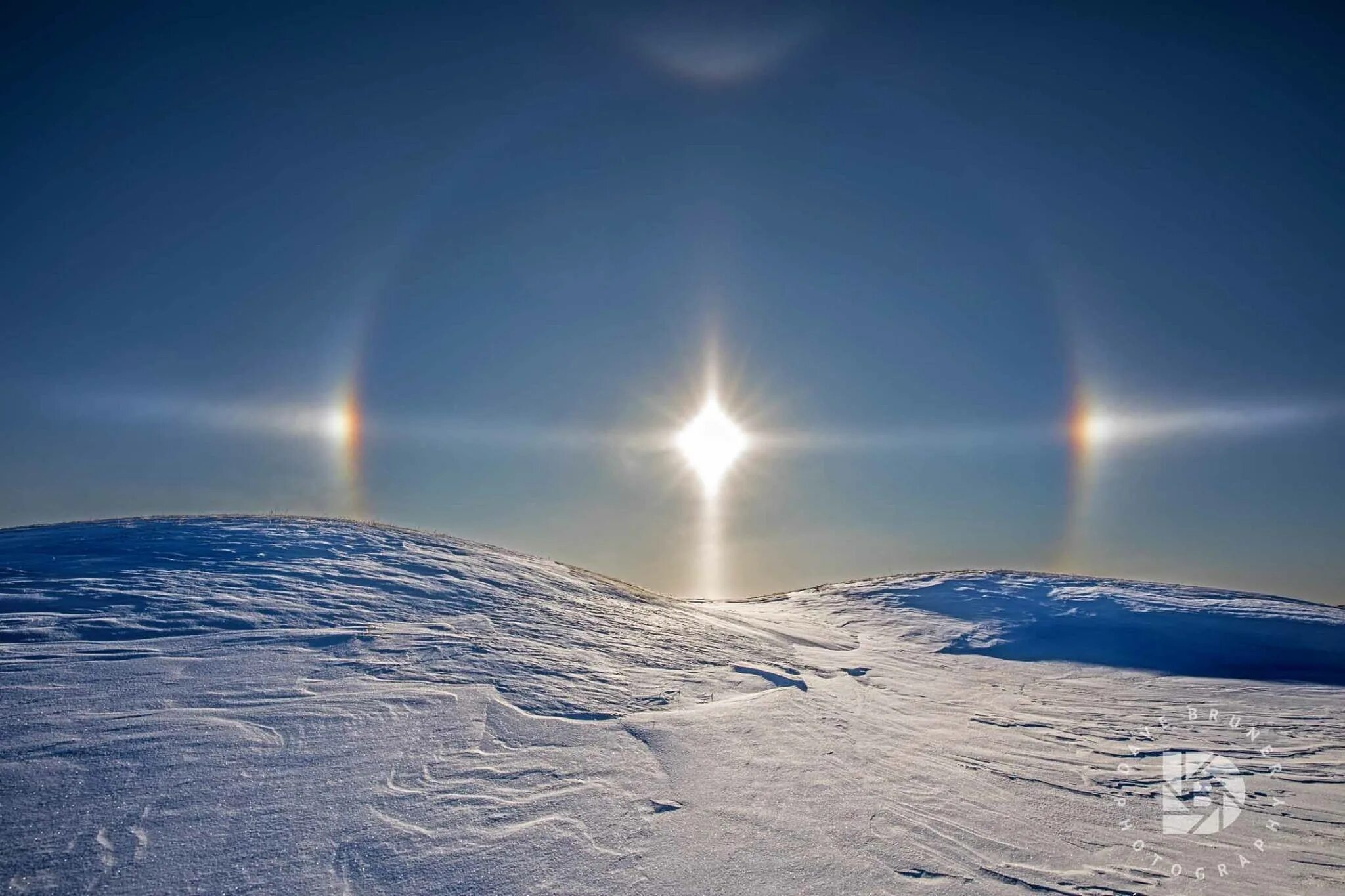 Северное сияние солнечное гало. Эффект гало 2 солнца. Явление нескольких солнц как называется. Паргелий ложное солнце. Явление паргелий солнечное паргелий.