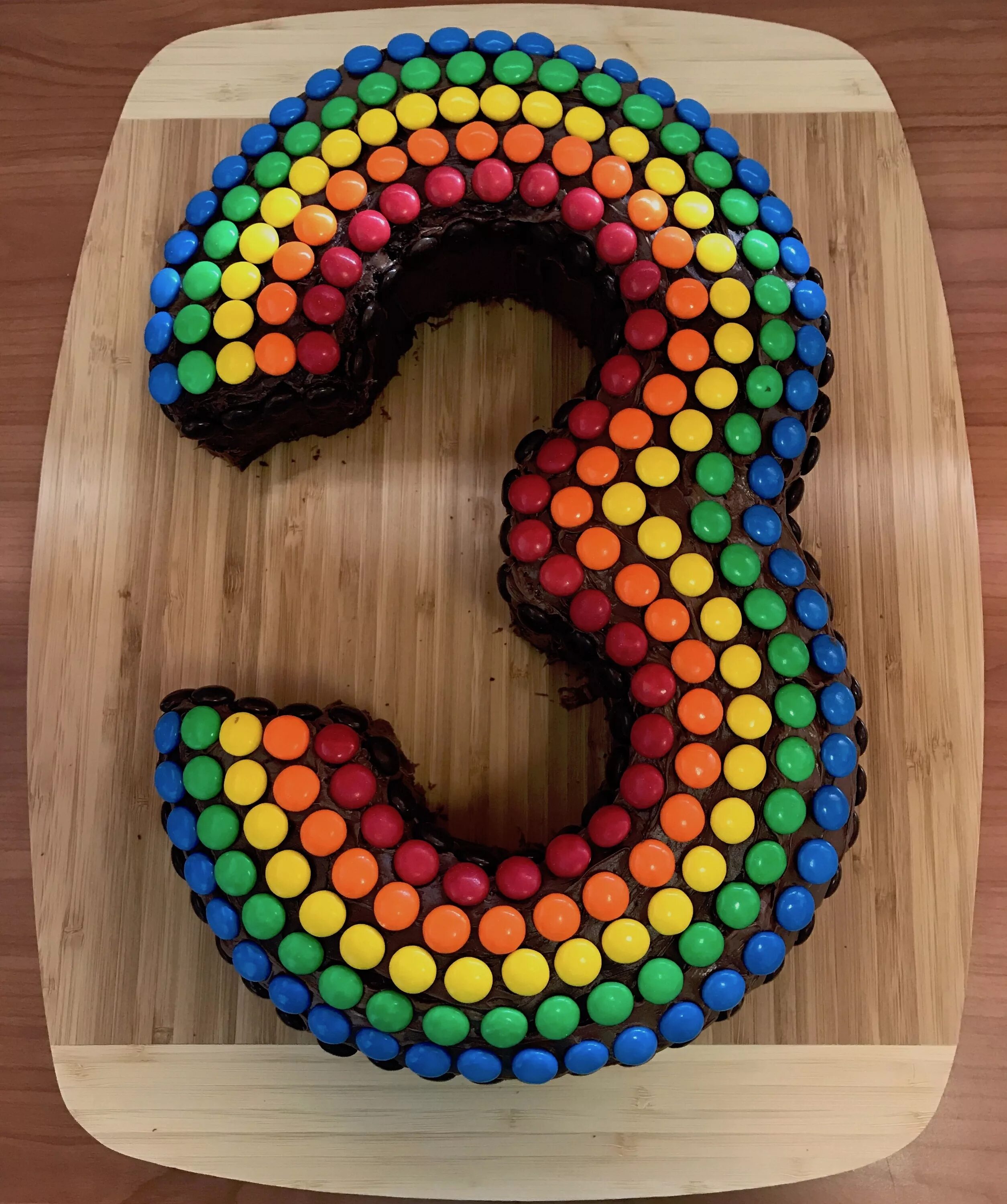 Цифра 3 из фруктов. Торт цифра украшение. Торт цифра для детей декор. Украшение детского торта цифры. Торт цифра декор для мальчика.