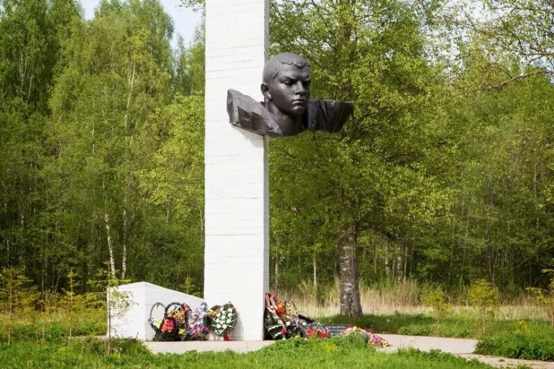 Дзот у деревни чернушки. Чернушка псков. Чернушки псковская область обелиск. Мемориал матросова. Чернушка псков.