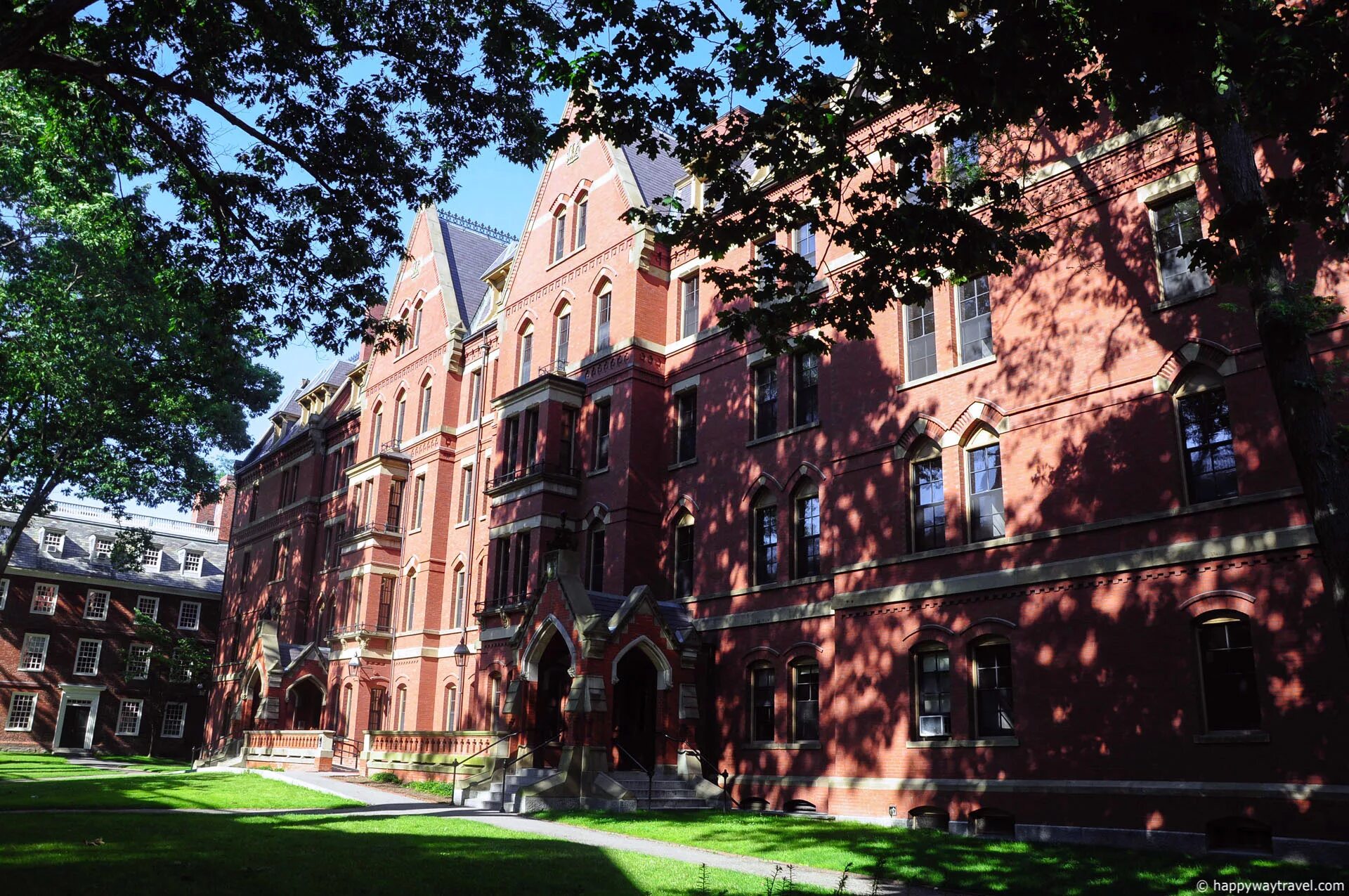 Harvard university cambridge. Гарвардский университет (Harvard University), США. Harvard University Кембридж, штат Массачусетс, США. Гарвардский университет Harvard University США внутри. Гарвардский университет кампус.