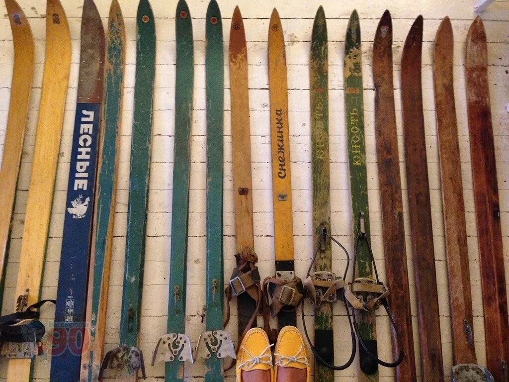Первые лыжи. Старые деревянные лыжи. Лыжи широкие охотничьи. Винтажные лыжи. Старинные лыжи деревянные.