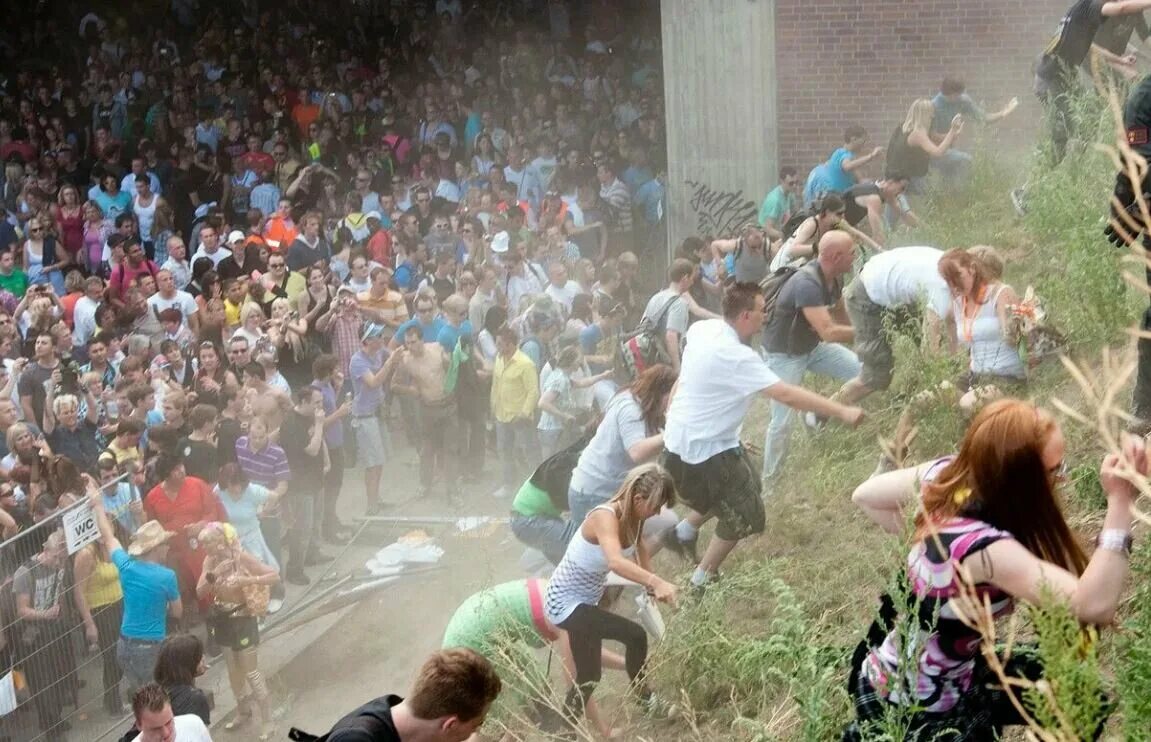 люди в городе. массовые беспорядки во франции (2005). массовые потоки. массовое скопление людей. массовые потоки.
