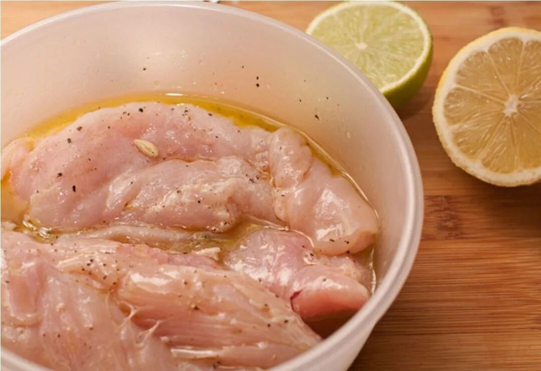 Как замариновать филе для гриля. Мариновая куриная грудка. маринад для куриной грудки. филе с маринованным мясом. замариновать филе курицы для запекания.