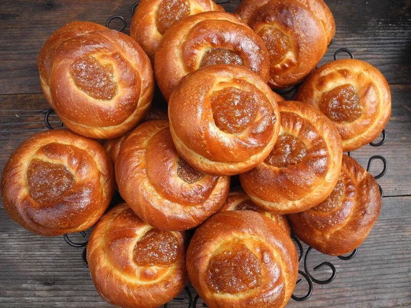Сладких булочки с джемом. Красивые булочки с повидлом. Дрожжевые булочки с вареньем рецепт. Дрожжевые булочки с вареньем рецепт. Булочки с вареньем в духовке.