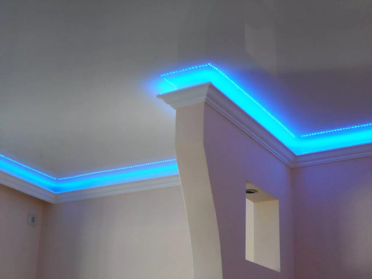 Купить потолки с подсветкой. Плинтус потолочный с РГБ подсветкой. Светодиодная подсветка потолка. Потолочный плинтус с подсветкой. Подсветка потолка светодиодной лентой.