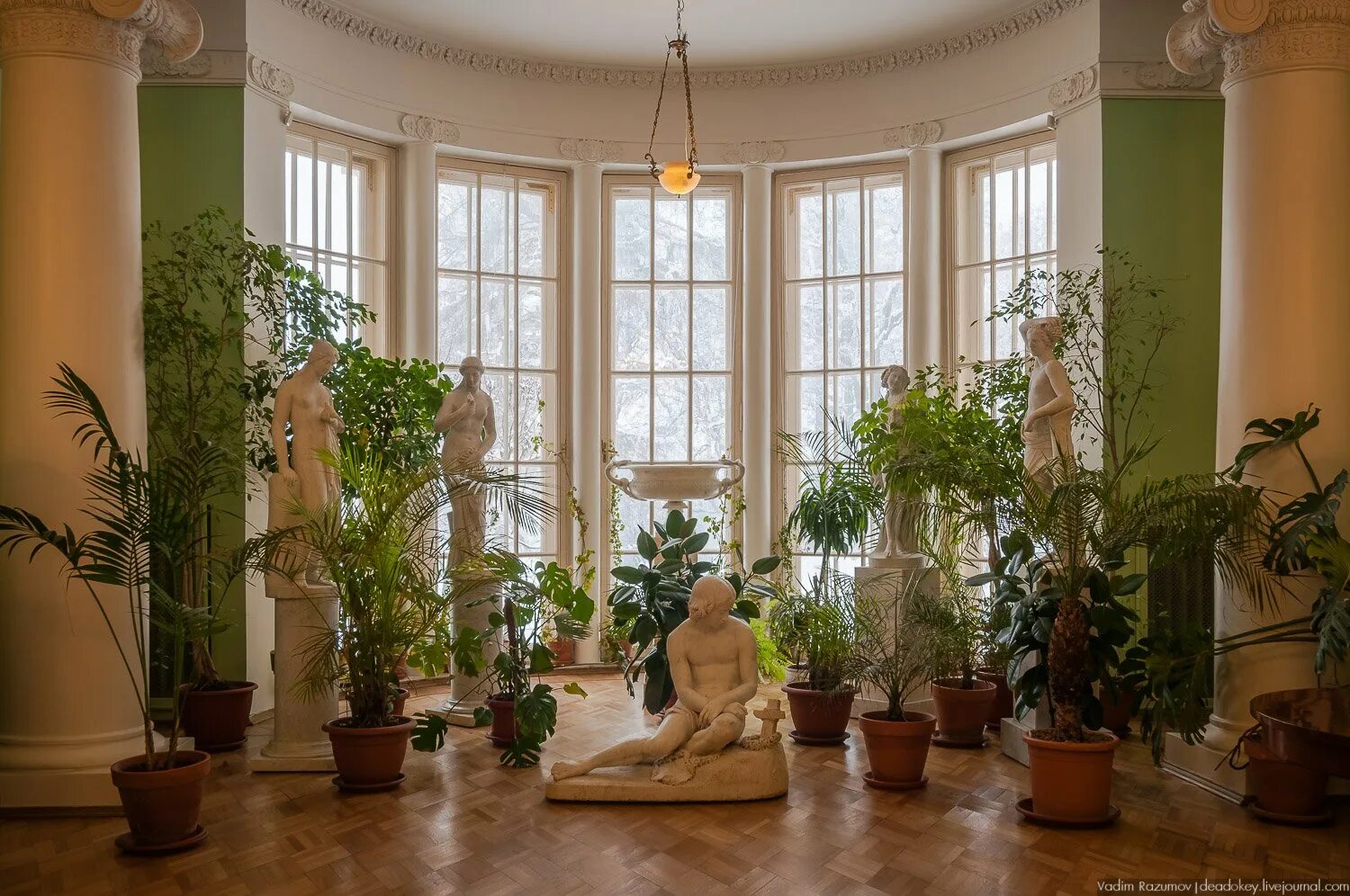 Мраморный дворец санкт-петербург. Мраморный дворец сад. Мраморный пол мраморный дворец. Ринальди мраморный дворец в петербурге. Мраморный дворец парадная лестница.