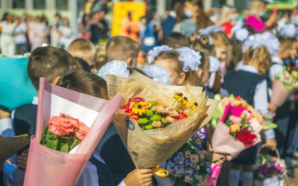 Как пройдет 1 сентября в 2025. Букет на 1 сентября. цветы на первое сентября. осенний букет на 1 сентября. букет цветов на 1 сентября.