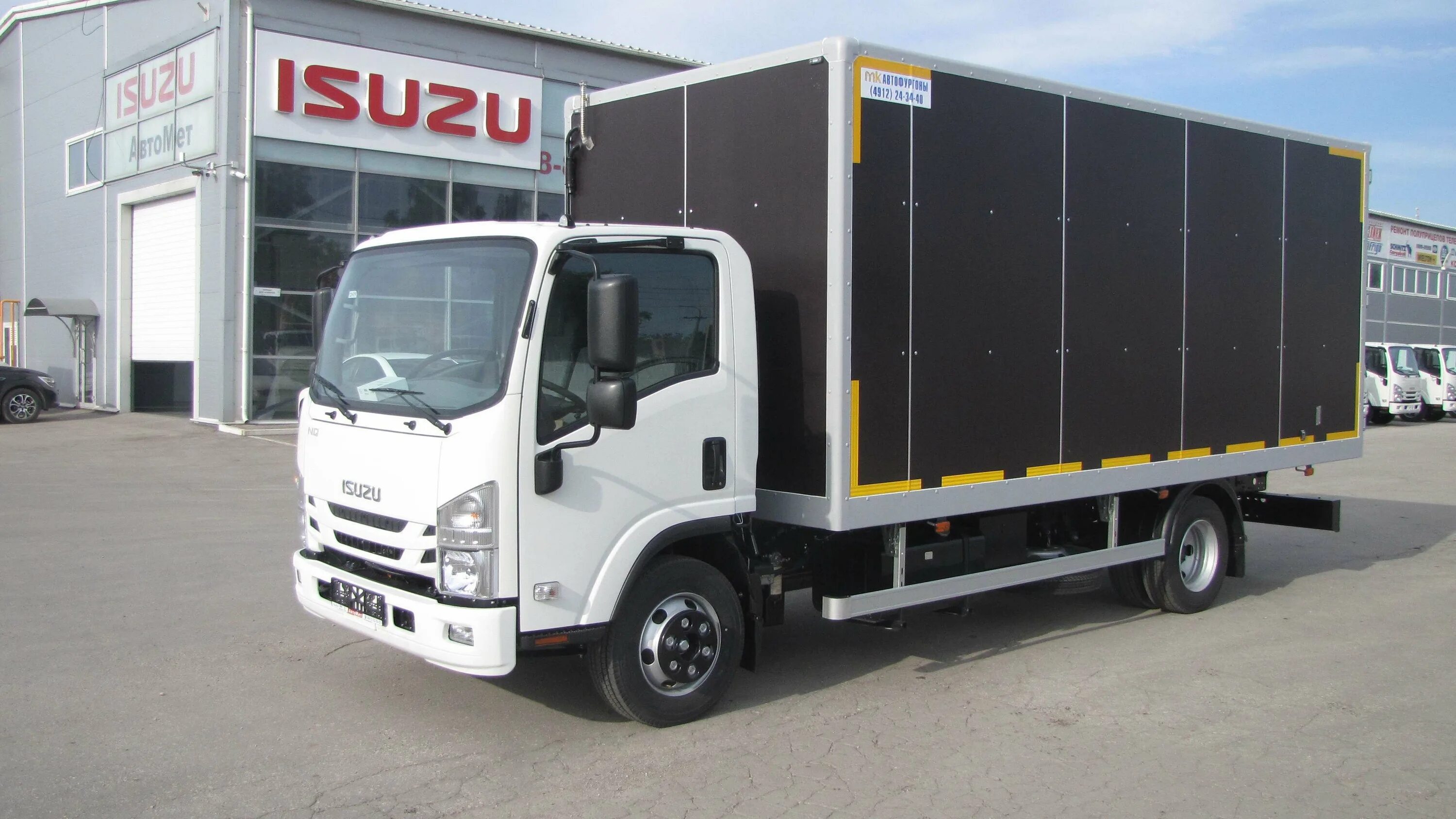 Isuzu изотермический. Шасси исузу nqr90. isuzu elf 9.5. исузу фургон изотермический. промтоварный фургон isuzu nqr90.