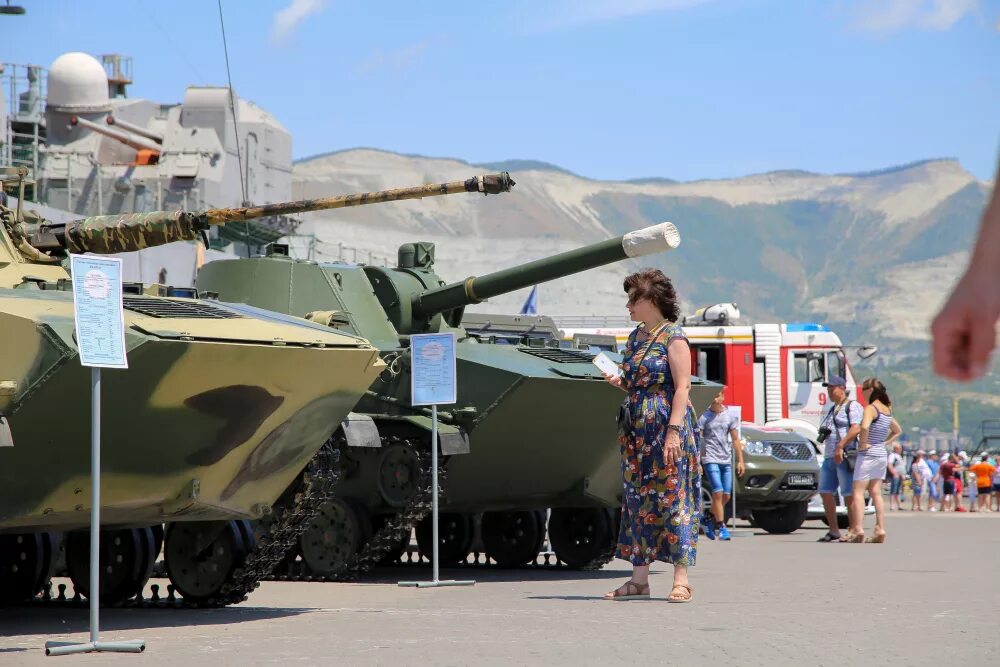 Армейский новороссийск. Военная техника в Новороссийске. Новороссийск армия. Новороссийск выставка военной техники. Военный Новороссийск.