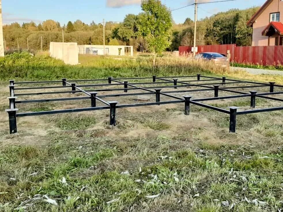 Винтовые сваи под ключ недорого. Винтовые сваи под ключ недорого. Винтовые сваи под ключ недорого. Свайно винтовое поле. Фундамент на сваях.