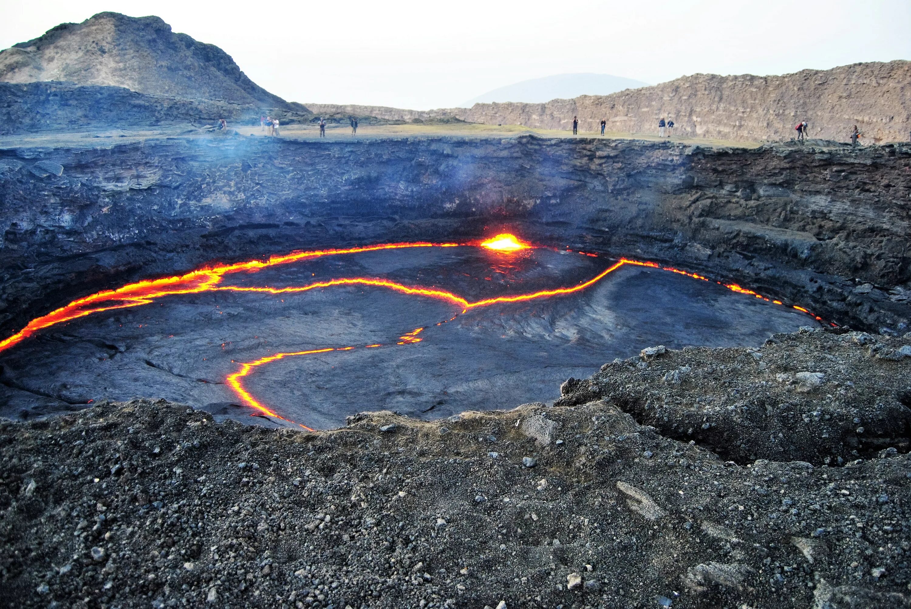 Известные вулканы на земле. Озеро эрта-але-лава. Вулкан эрта але Эфиопия. Лавовое озеро вулкана эрта але. Лавовое озеро Эфиопия эрта але.